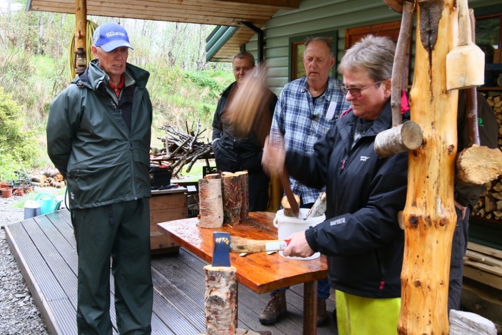 Hier spaltet Sigríður Sigurfinnsdóttir, ein Waldbauer in Hrosshaga Biskupstung, Brennholz.  Sie hat…