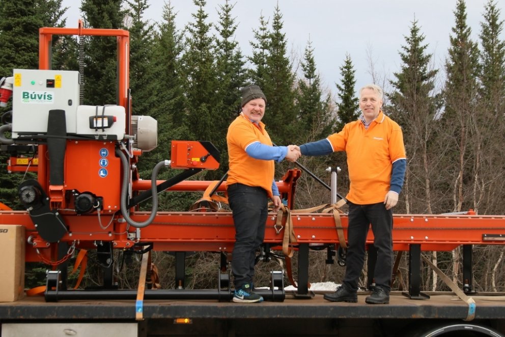 Ingólfur Jóhannsson, Manager des Forstverbandes von Eyfirðinga, verkauft den Kauf der Säge von Hand an Ei...