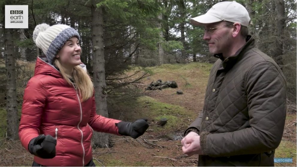 Maddie Moate spricht mit Hrein Óskarsson in einem isländischen Wald.  Screenshot aus BBC-Video.