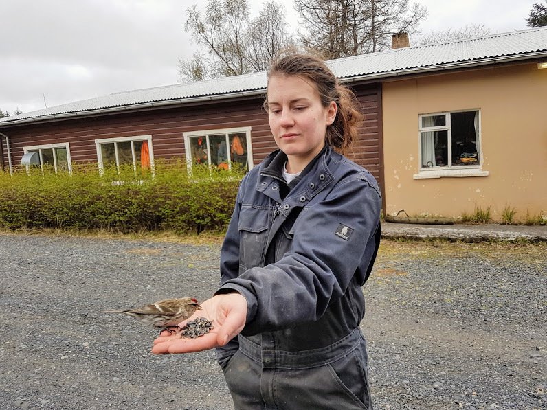 Lucile Delfosse mit einem Vermögen in der Hand, ruhig.