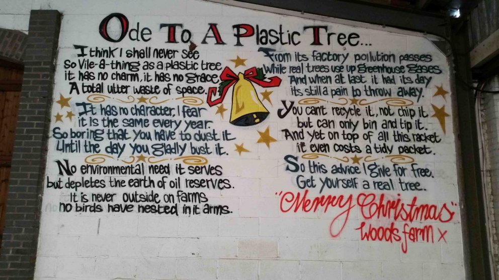 An einer Wand im Schuppen eines namenlosen Weihnachtsbaumbauern im amerikanischen Westen steht diese Ode an den künstlichen Weihnachtsbaum...